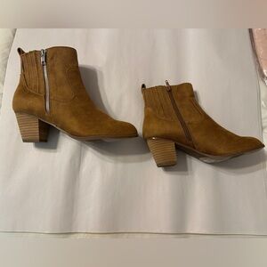 DV by Dolce Vita Catie Tan Faux Suede Ankle Boots - NWOT - Size 8.5
